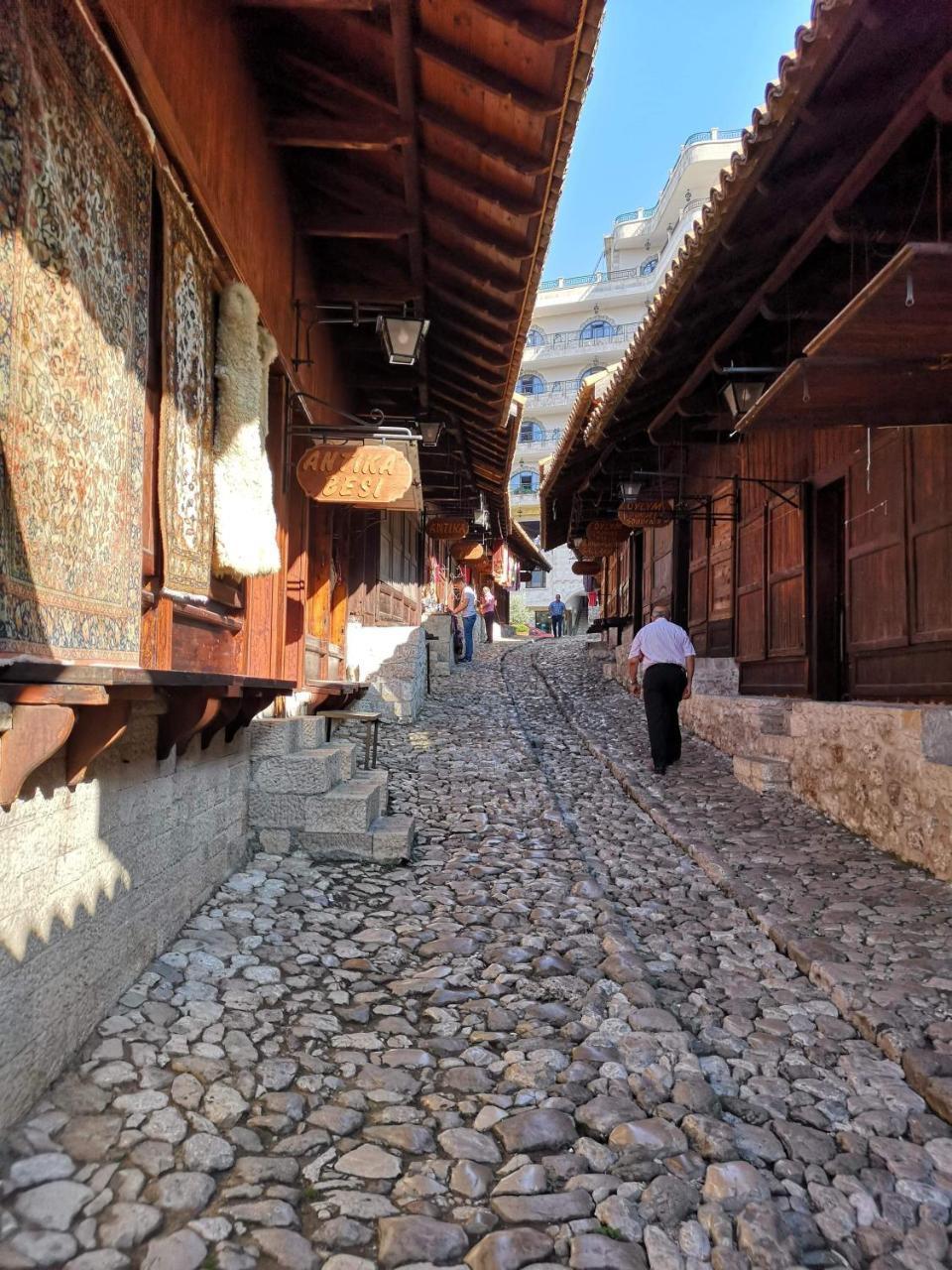 Kruja Hostel Bagian luar foto