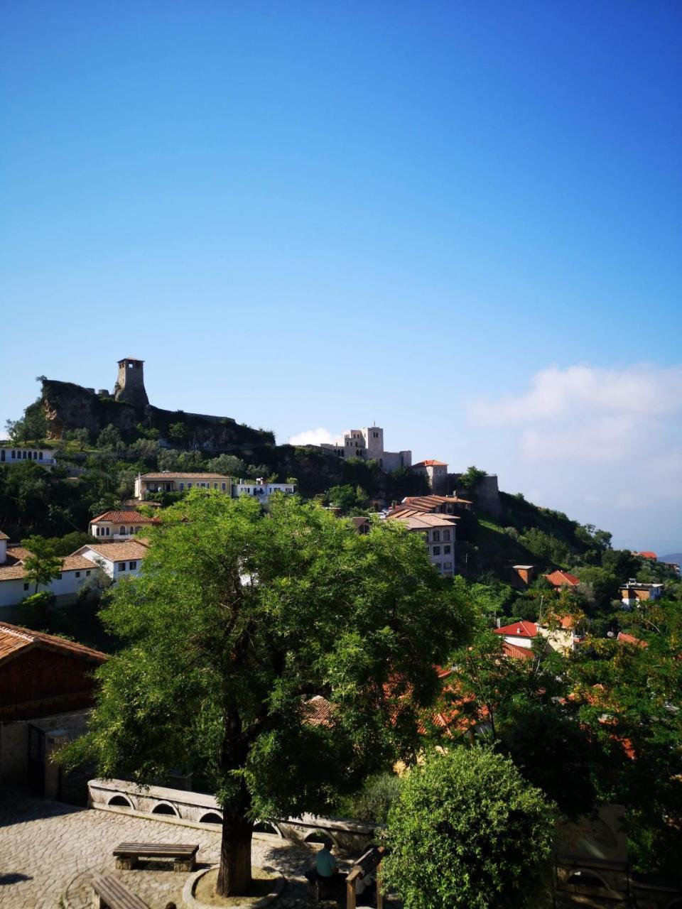 Kruja Hostel Bagian luar foto
