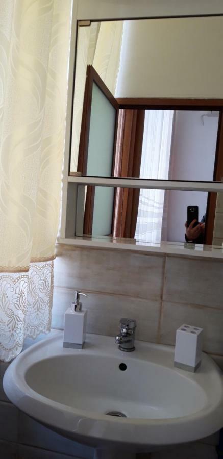Kruja Hostel Bagian luar foto